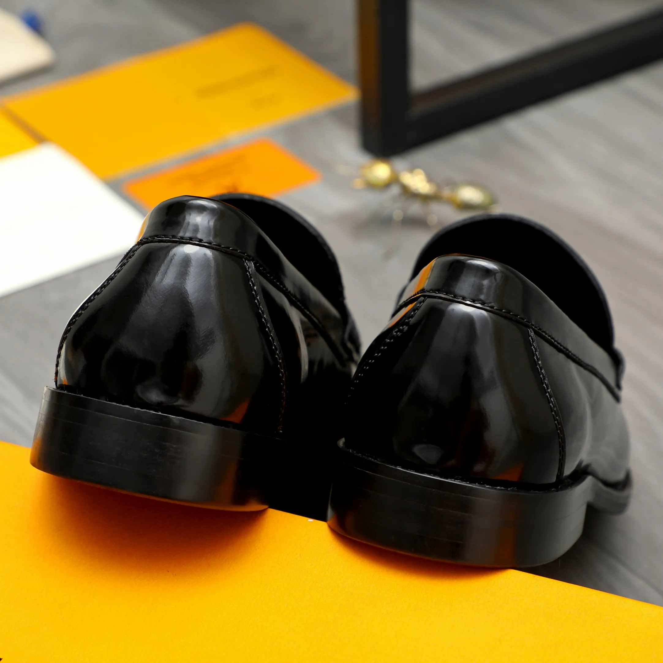 Men's shoes 💰420 Product trademark: LV "Louis Vuitton" business slip-on leather shoes Regular size: 38-45 (45 is custom-made and non-returnable) Product materials: Selected pearlescent cowhide upper, cowhide lining, original outsole